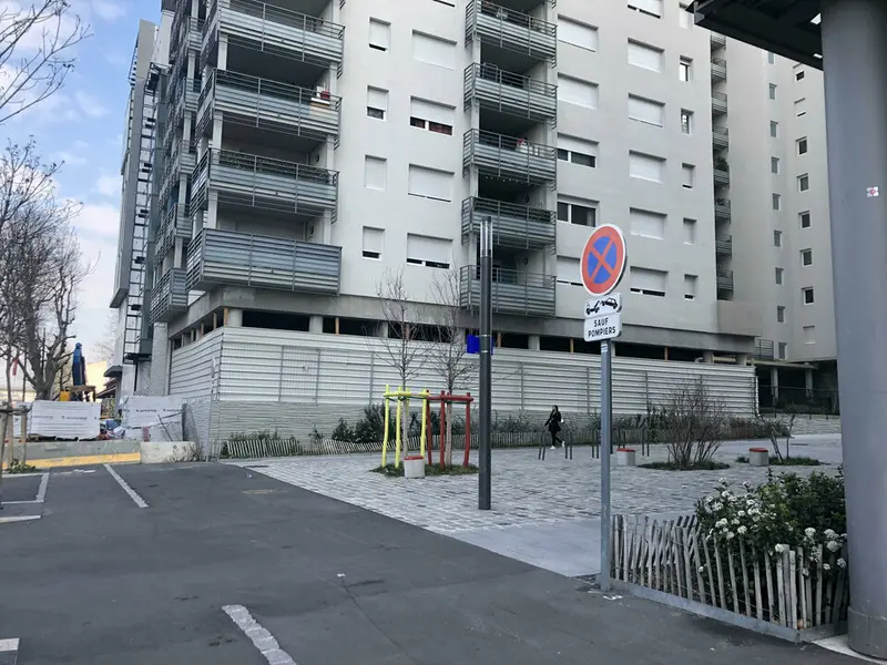 LOCAL D'ANGLE NEUF EN RDC de 223 m² A LOUER - JOLIETTE 13003