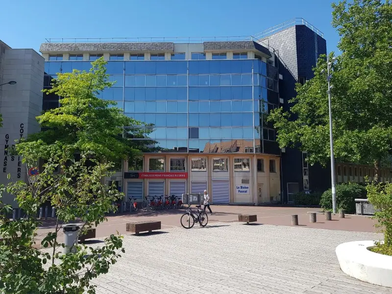 A VENDRE OU A LOUER - QUARTIER ST SEVER - BUREAUX + PARKINGS. 