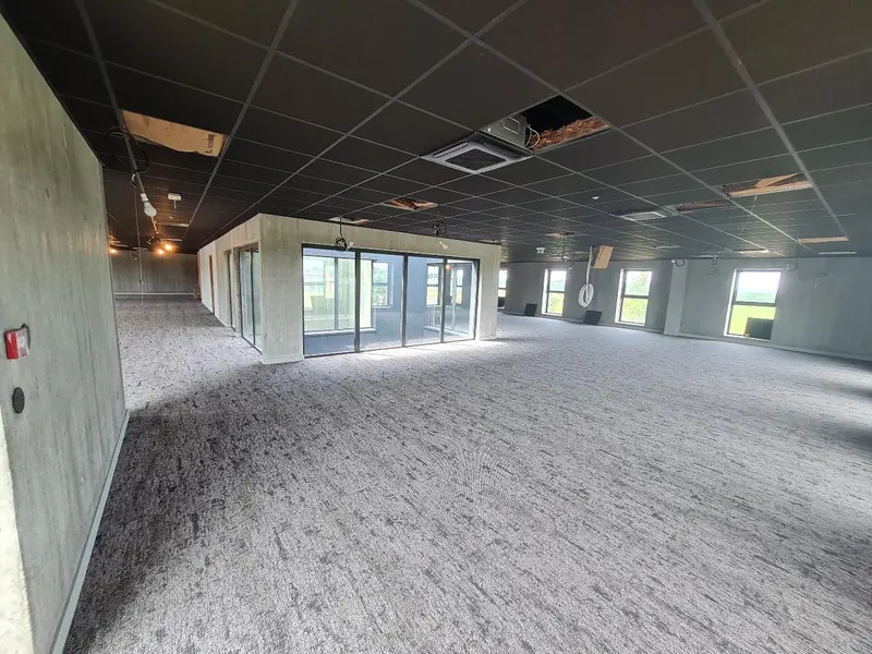 Bureaux neufs et parking sur ZA dynamique.
