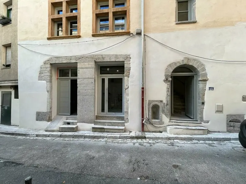 A louer Local commercial  173.89m² Lyon 01