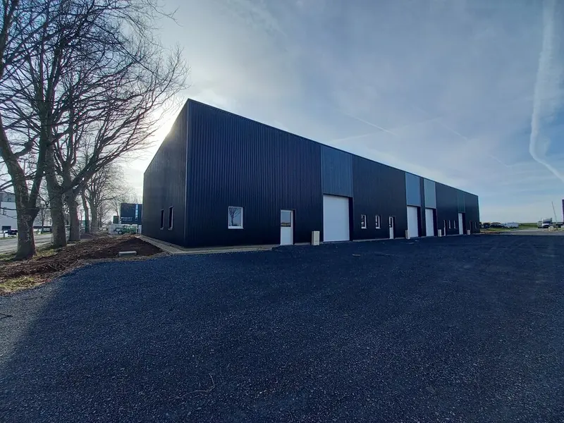 A LOUER OU A VENDRE - LOCAL NEUF + PARKING.