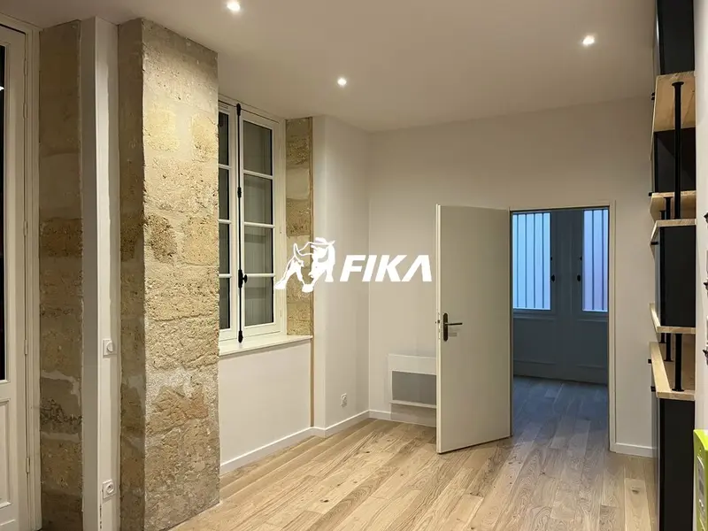 A LOUER local professionnel 45,92 m² (33000) BORDEAUX