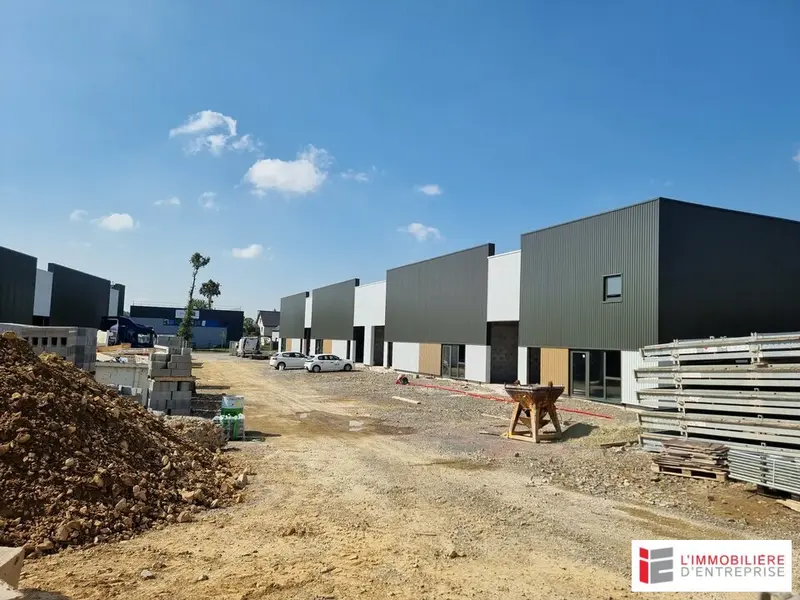 LOCATION - CELLULE D'ACTIVITE - LA MEZIERE - 400M² 