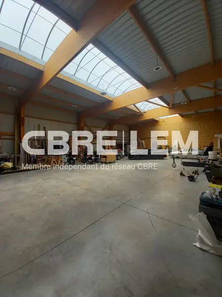 A VENDRE OU A LOUER  - Bâtiment récent - Droits à construire restants.