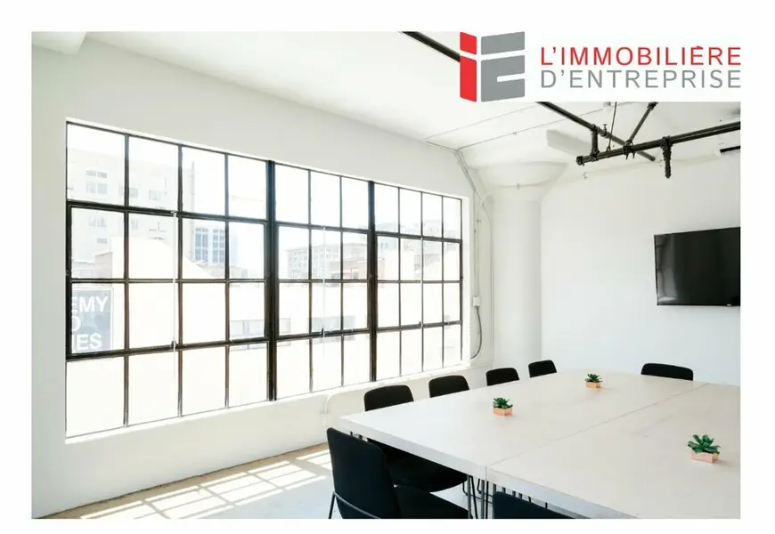 LOCATION  SHOWROOM / BUREAUX  260 M²  ORVAULT