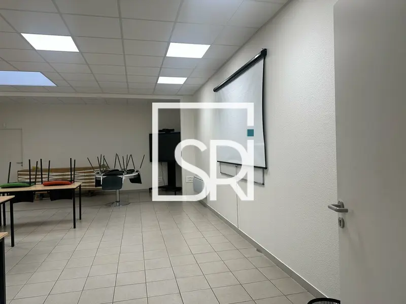 À VENDRE  BUREAUX 122 M²  ZONE DES ANCIZES, CREUZIER-LE-NEUF - 03300