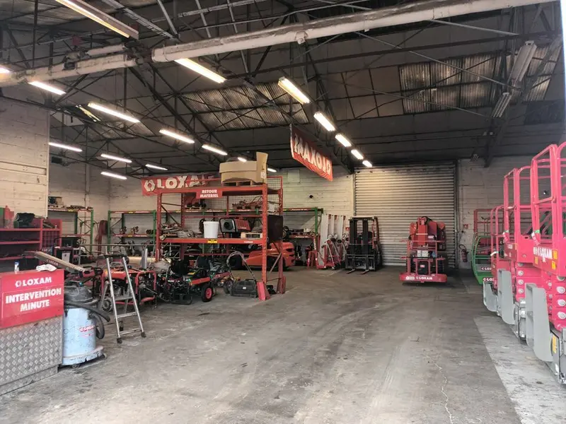 RARE - Beau local d'activités sur grand terrain.