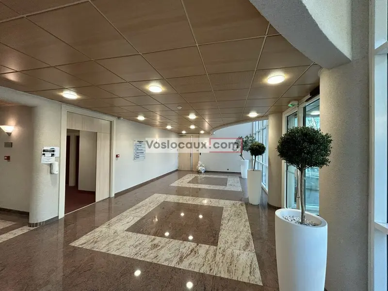 A location : Bureaux de 500 m² à SOPHIA ANTIPOLIS - LES BOUILLIDES
