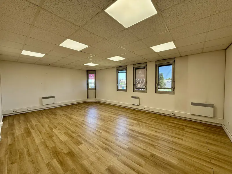 Plateau de bureaux offrant beau potentiel + division 
