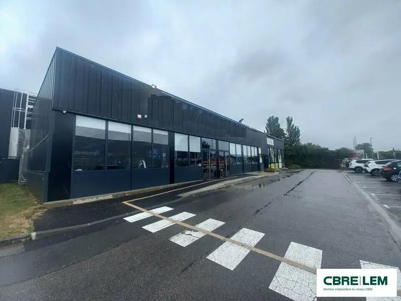 INVESTISSEMENT.- Bel emplacement avec environnement commercial
