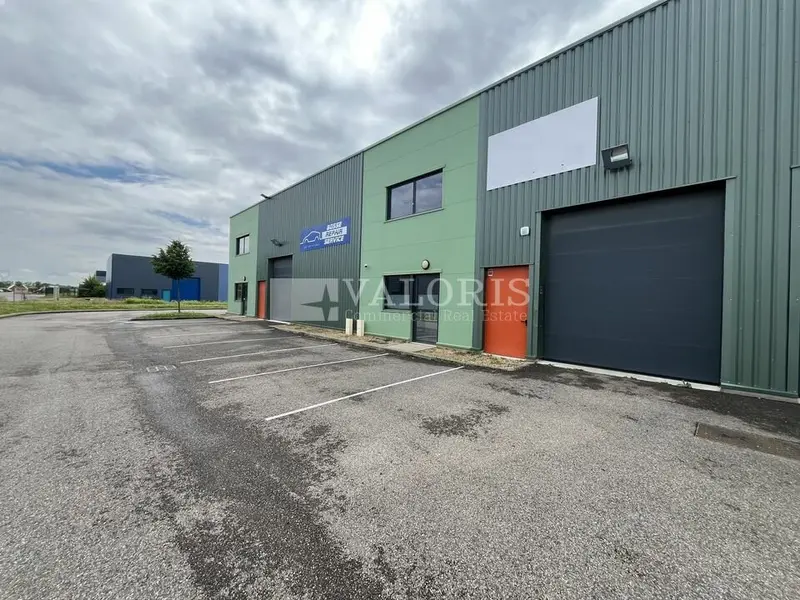 A vendre Locaux d'activité 133m² Civrieux