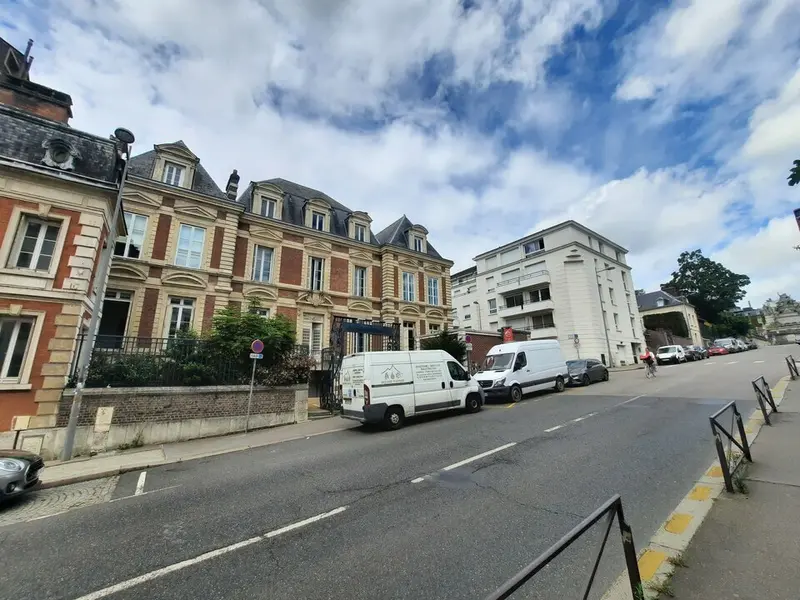 RDC PMR - PARKING - ANCIENNE BANQUE. 