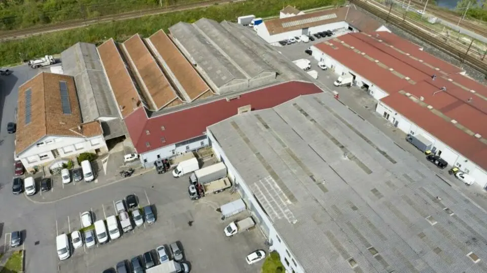 LOCAUX D'ACTIVITES A LOUER