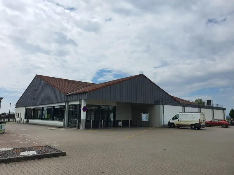 LOCAL COMMERCIAL SUR GRAND TERRAIN CLOS AVEC PARKING.