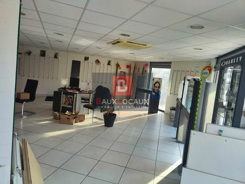 A LOUER LOCAL COMMERCIAL D'ENVIRON 84 m² LANCON PROVENCE