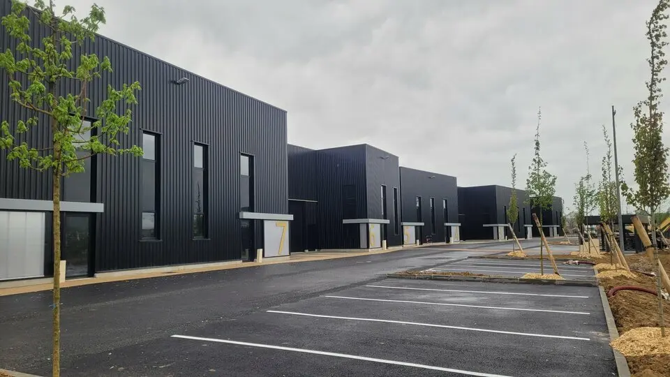 LOCAUX ARTISANAUX NEUFS / PROX RD POINT AUX VACHES / A 13 / ROUEN. 