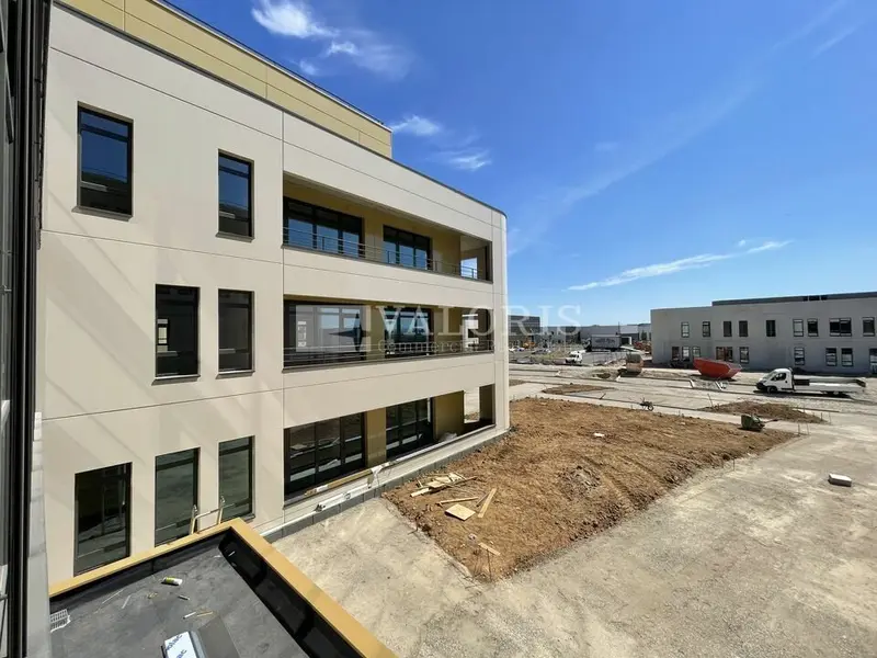 A louer Bureaux 4192.7m² Genas