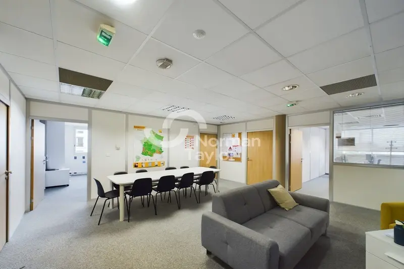 Bureaux à louer avec excellente visibilité au Millénaire 