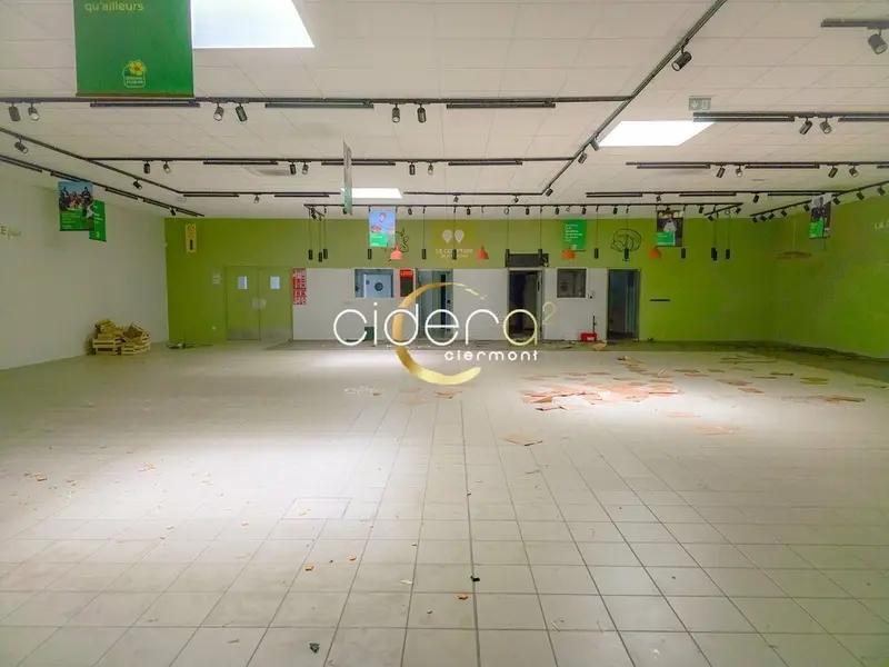 À louer Local commercial 640m² BREZET