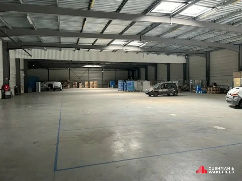 Entrepôt d'une superficie de 2 000 m²