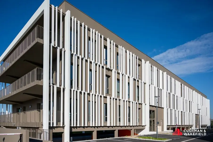 Situé sur la zone d'activités du Parc de Chavailles, 