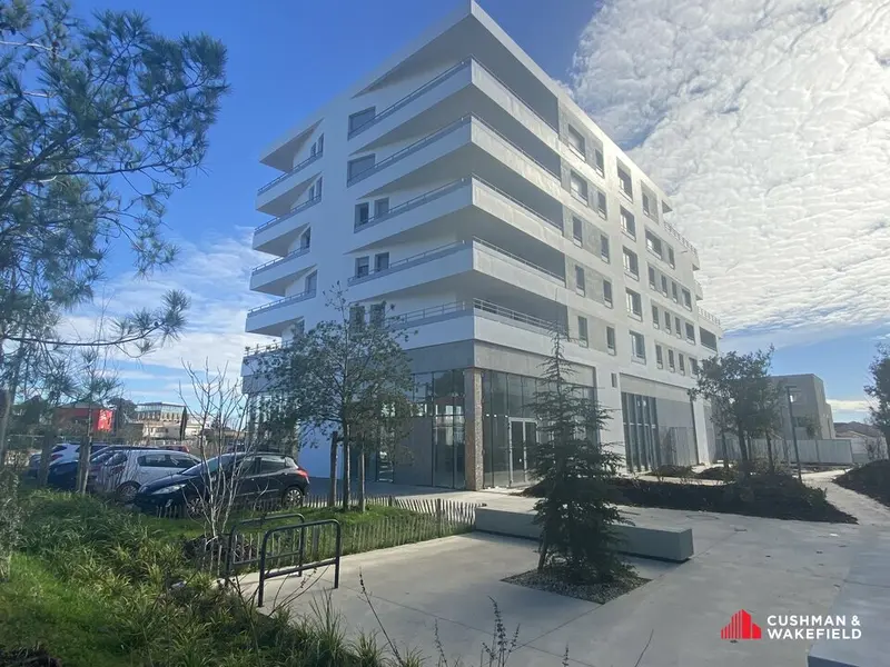 MERIGNAC AXE TRAM LOCAL COMMERCIAL NEUF