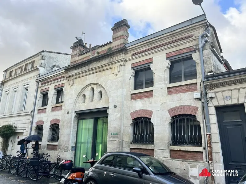 CHARTRONS, IMMEUBLE EN PIERRE À LOUER DE 677 M² EN R+1