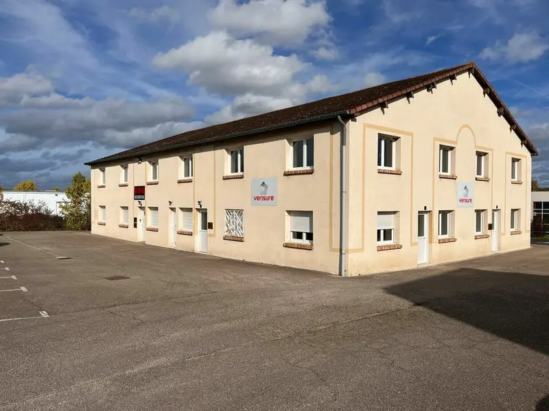 ENSEMBLE DE BUREAUX RENOVES AVEC PARKINGS.