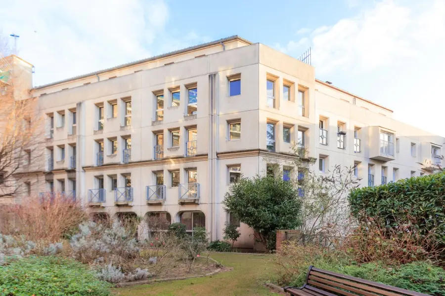 Quartier St Sever - Centre commercial & Métro. 