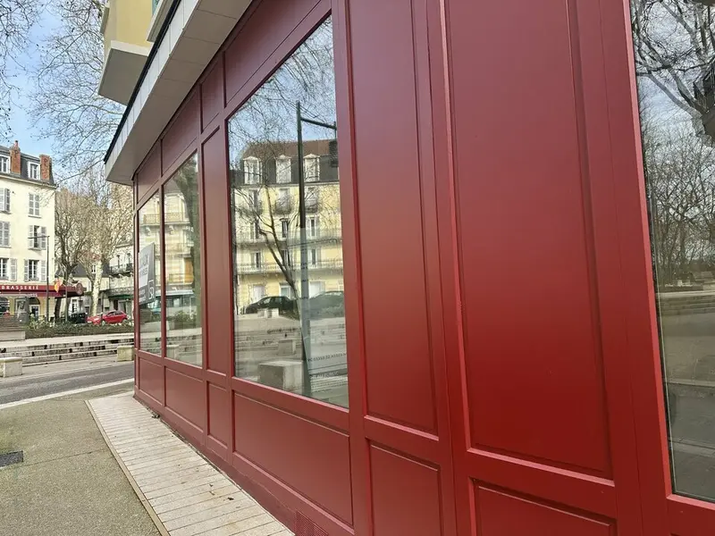 LOCATION LOCAL COMMERCIAL 54 M² - PARC KENNEDY - 03200 VICHY 