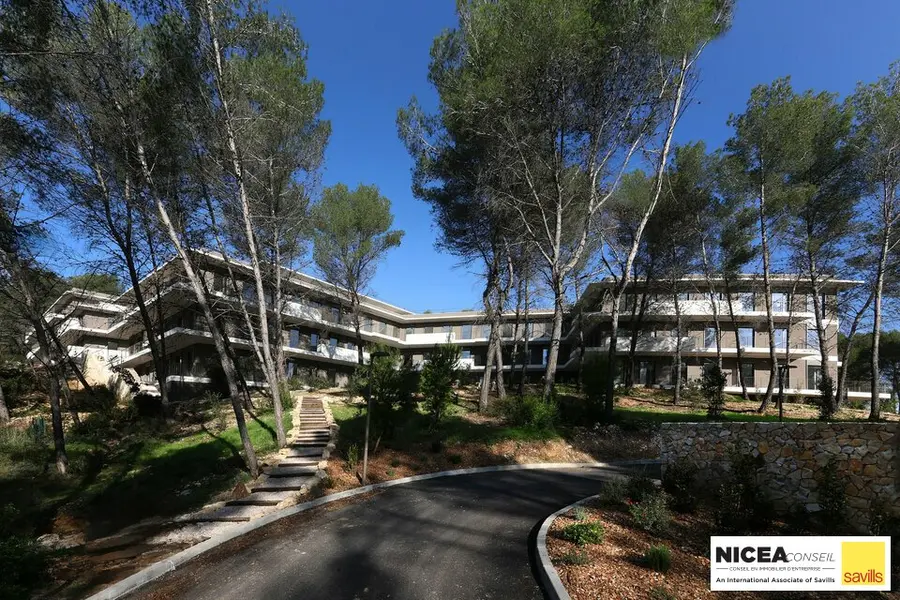 UN SITE EXCEPTIONNEL AU CUR DE LA TECHNOPOLE DE SOPHIA-ANTIPOLIS  