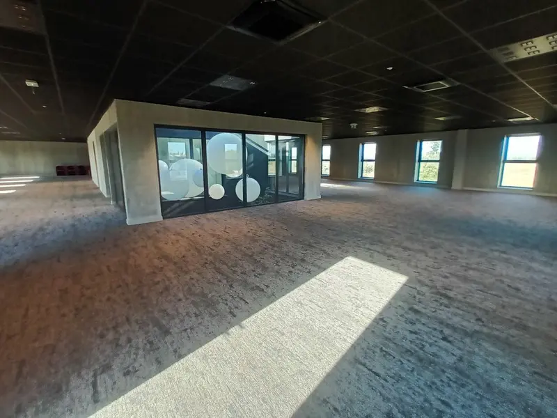 Bureaux neufs et parking sur ZA dynamique.