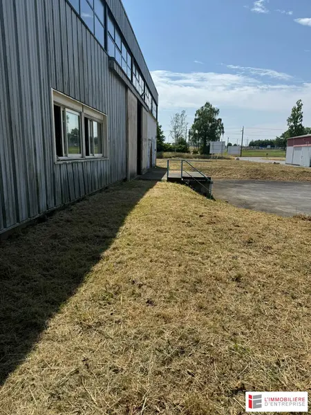 LOCATION  ENTREPÔT  1 200 m²  LA SELLE-EN-LUITRÉ