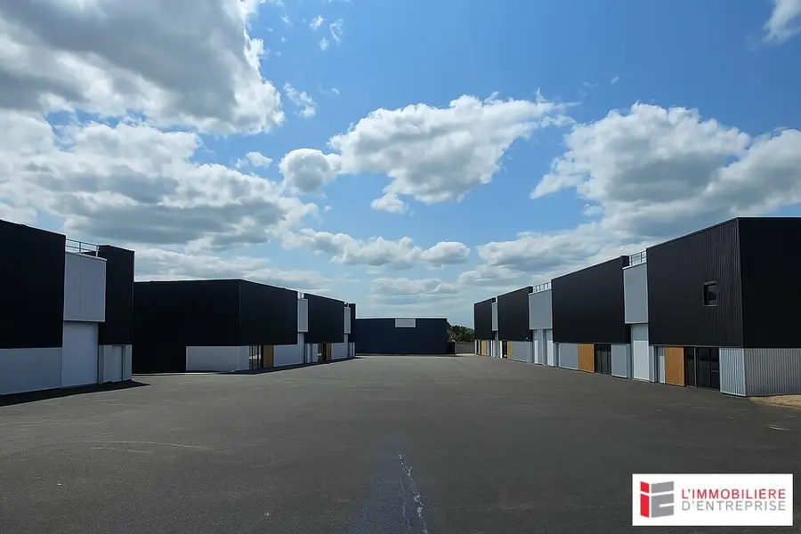 LOC - CELLULE D'ACTIVITE - LA MEZIERE - 400M² 