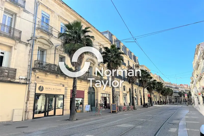 Local commercial à la vente 