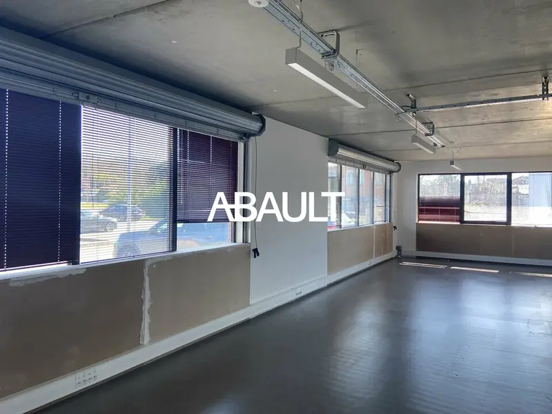 A LOUER BUREAUX EN RDC D ENVIRON 278M² DIVISIBLE