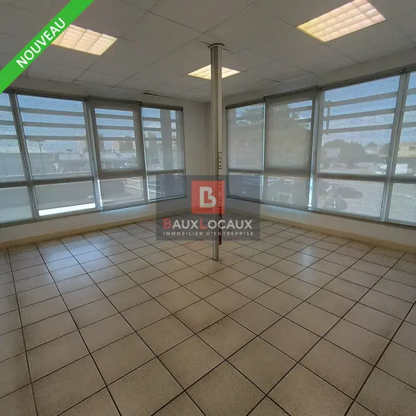 A LOUER, BUREAUX D'ENVIRON 300 M² proche CAPSUD