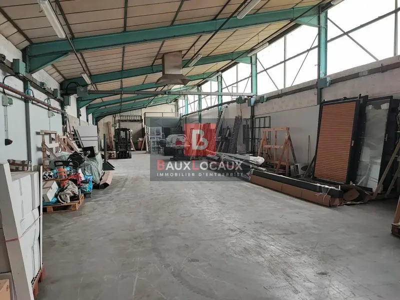 LOCATION ENTREPOT D'ENVIRON 370 m² EN ZONE NORD D'ARLES