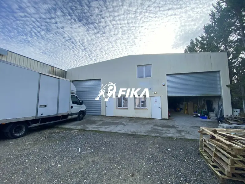 A LOUER LOCAL D'ACTIVITE 320 m² - (32600) L'ISLE JOURDAIN