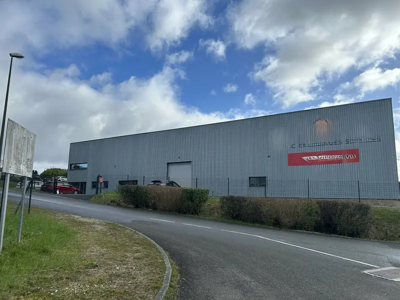 Bâtiment indépendant de 1 300m² 