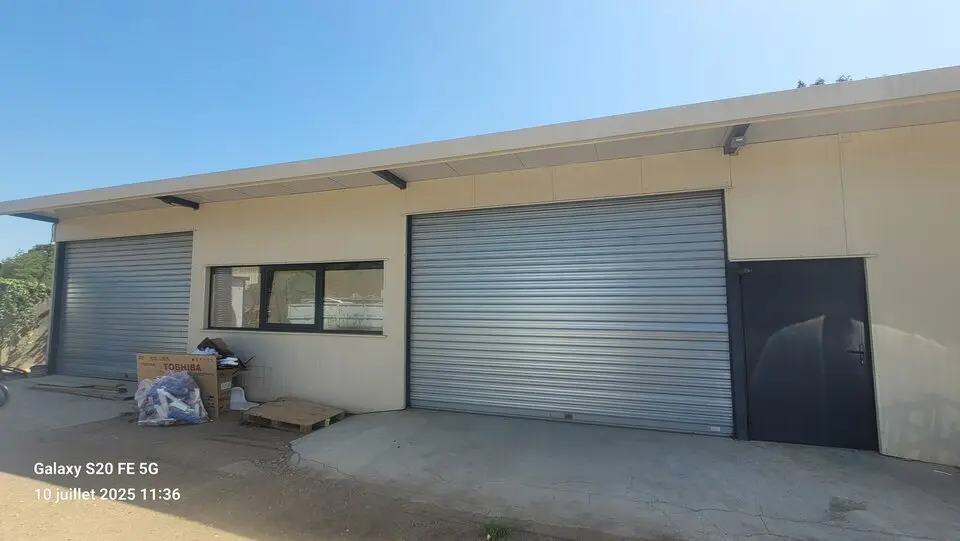 AU COEUR DE LA ZI - PROCHE ACCES A13.