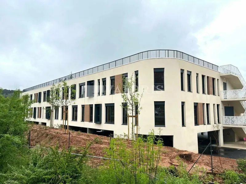A louer Bureaux 1200m² Meyreuil