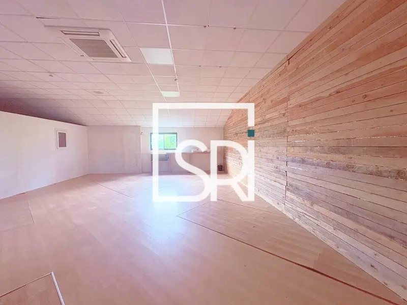 LOCATION LOCAL COMMERCIAL / BUREAUX - 230 M² - 63670 LE CENDRE