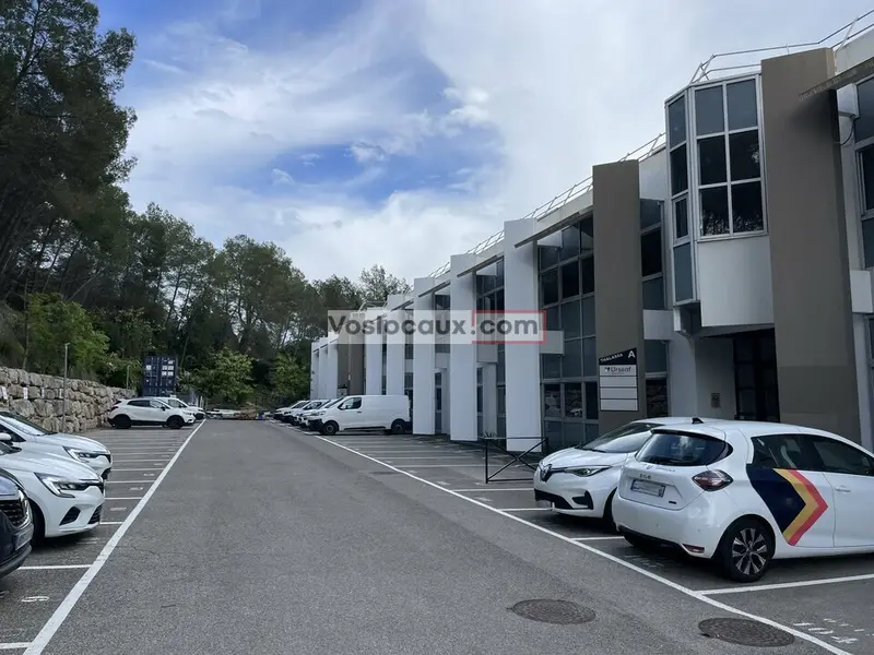 A la location : Bureaux de 600 m² à Sophia-Antipolis