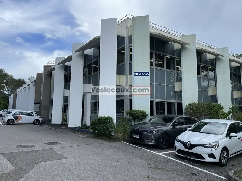 A la location : Bureaux de 300 uxm² à Sophia-Antipolis