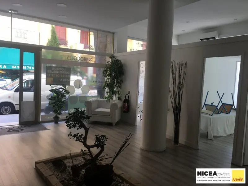 Bureaux en rez-de-chaussée avec vitrine