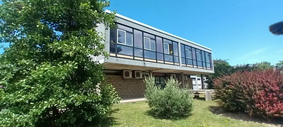 Centre-ville - Beaux bureaux avec nombreux stationnements privatifs.