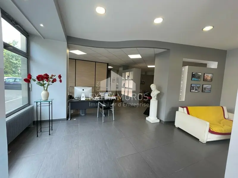 Local commercial de 178m² en angle de rue 