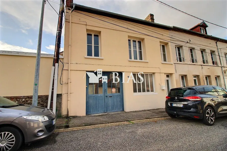 Immeuble avec appartement / batiment de stockage / bureau