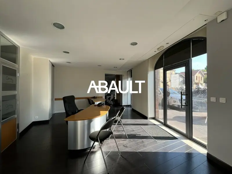 A LOUER LOCAL PROFESSIONNEL TRES BON ETAT EN RDC AVEC VITRINE